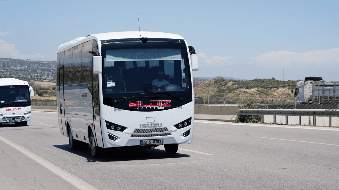 Yıldız Turizm | Personel Servis Aracı Otobanda seyrederken.