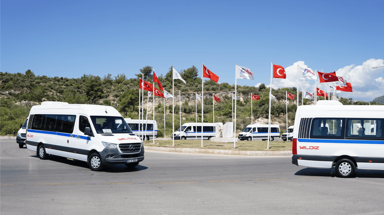 Yıldız Turizm | Öğrenci Servis Aracı kavşağı dönerken