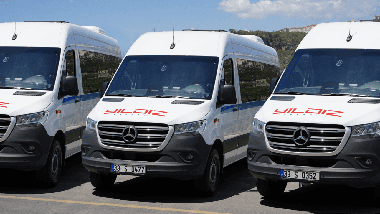 Yıldız Turizm | Öğrenci Servisi Araçları dizilmiş halde